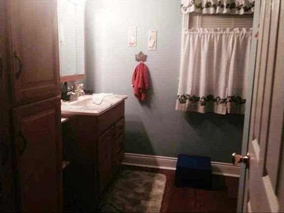 2nd image of 724 Louie St