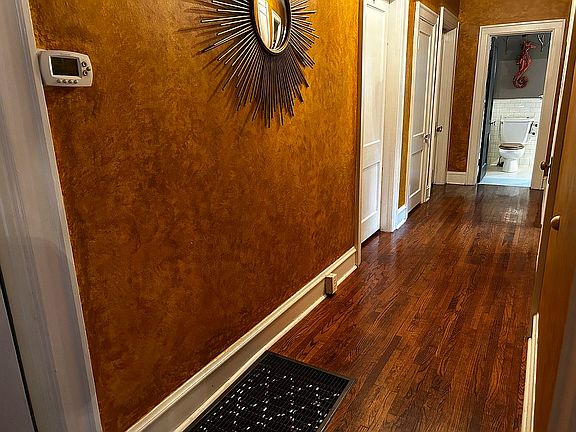 4th image of 211 W Newberry St