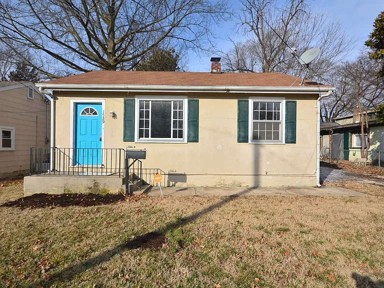 1529 N Weller Ave — Photo 1