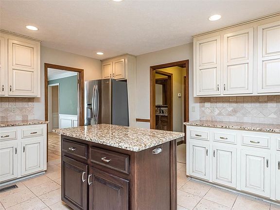 3rd image of 2854 Interlaken Dr