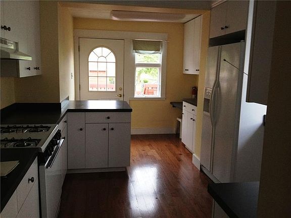 3rd image of 415 Center Ave