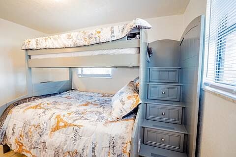 4th image of 5512 Pine St #5512