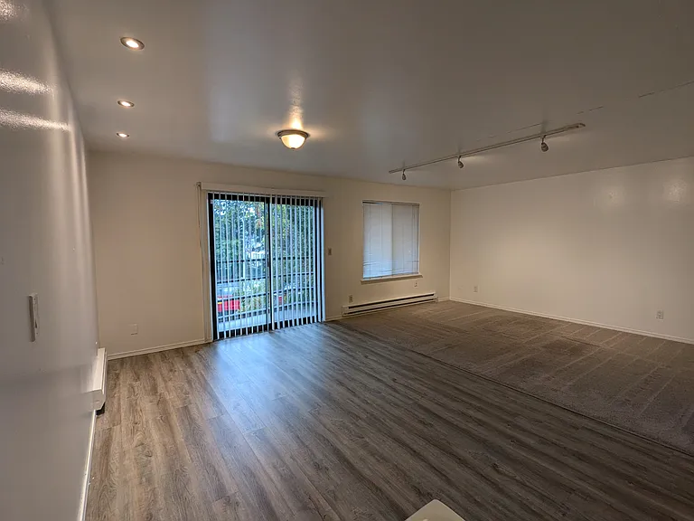 Cinebar Apartments — Photo 10