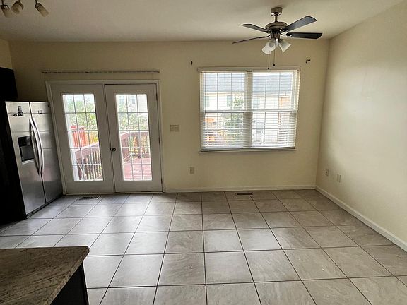 4th image of 405 Silverbell Ter NE