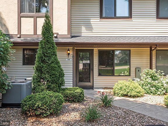 4th image of 1111 W Royal Oaks Dr