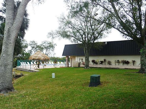3rd image of 171 Clubview Dr #118