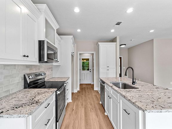 5th image of 9 Applewood Dr