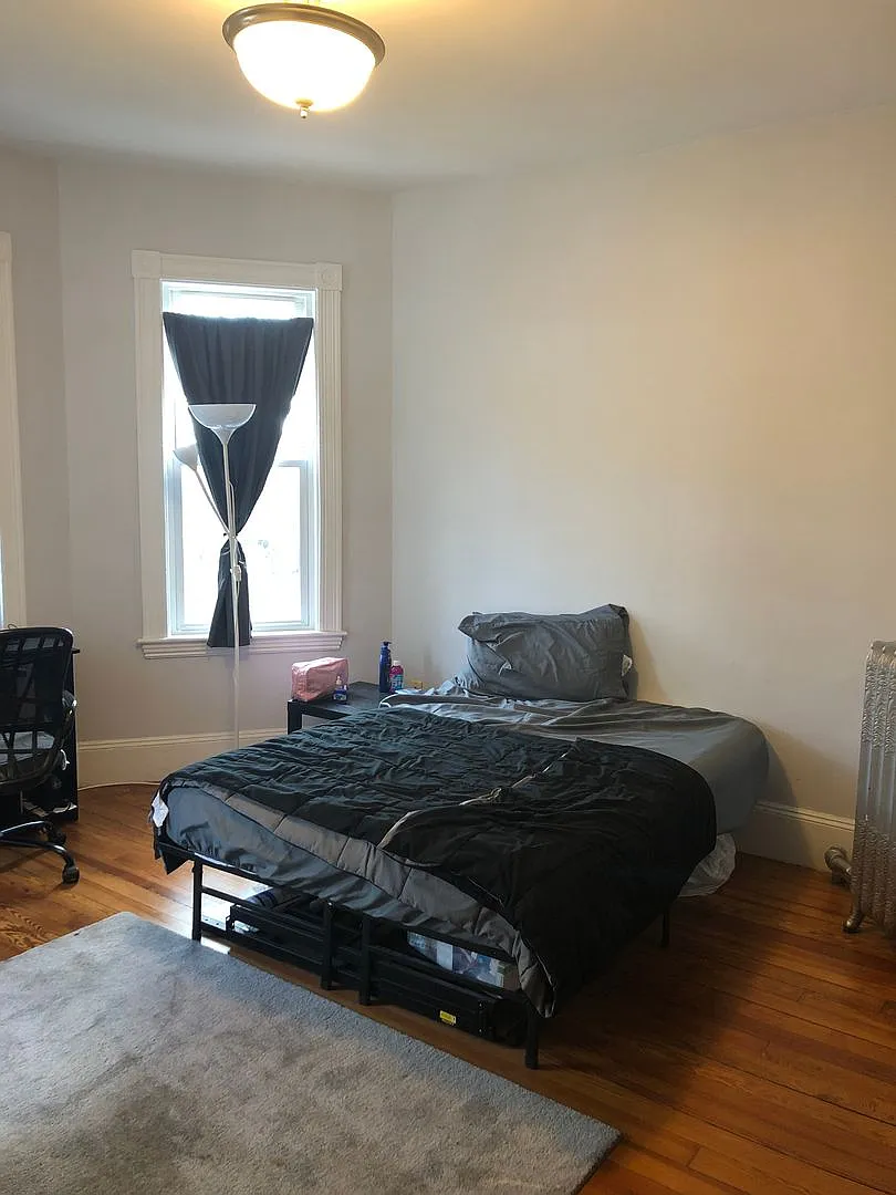 No Brokers Fee, In-Unit Washer and Dryer, Pets- Friendly Unit, Porch, Greal Location! — Photo 2