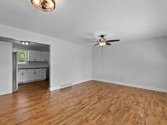3rd image of 412 Northview Dr