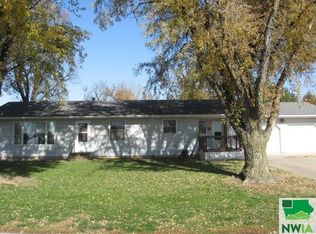 810 Meadow Dr, Boyden, IA 51234