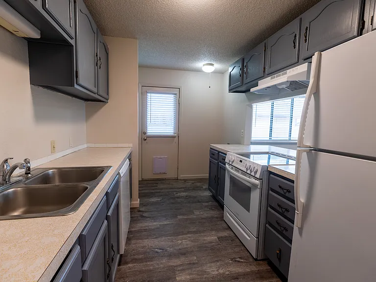 239 S Elm St #B — Photo 4