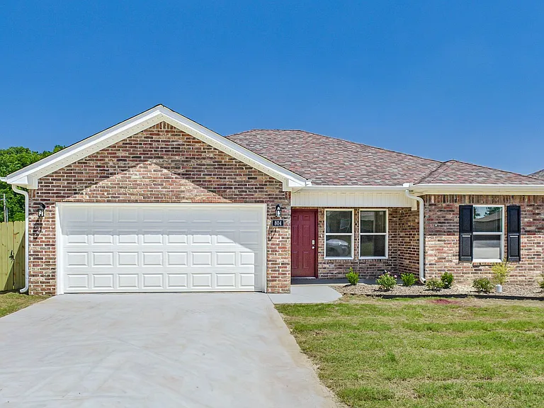 804 Pine Tree Rd — Photo 1