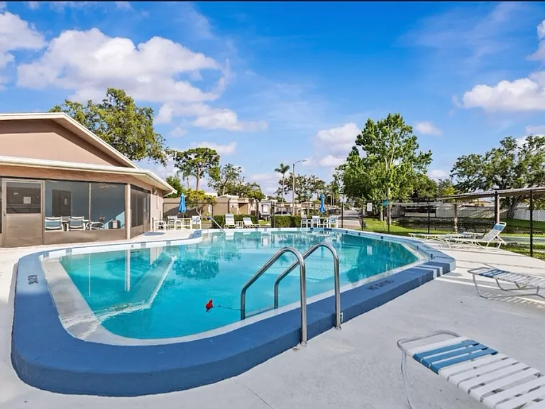 2240 Pinewood Villas Dr — Photo 2