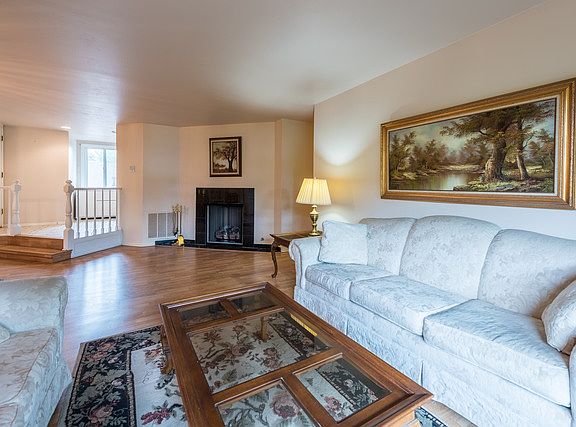 3rd image of 1723 Lakecliffe Dr APT B
