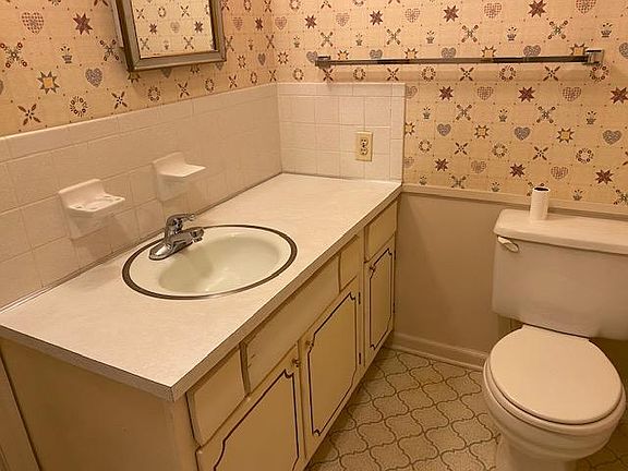 5th image of 187 Holmes Cir