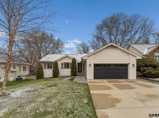 15718 Westchester Cir, Omaha, NE 68118