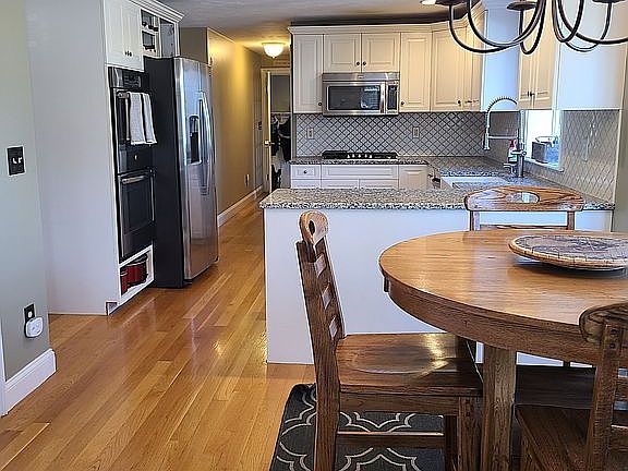 5th image of 31 Satuit Meadow Ln