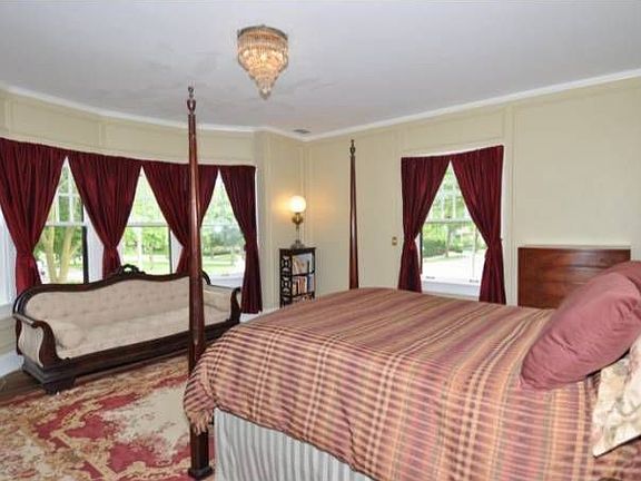 5th image of 2628 E Newberry Blvd