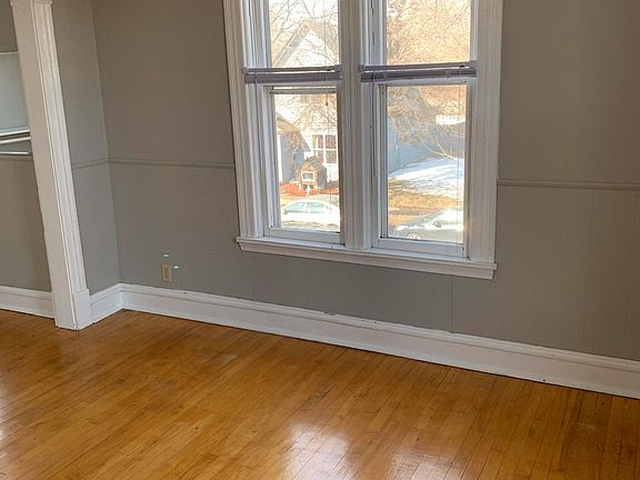 4th image of 914 26th Ave NE #2
