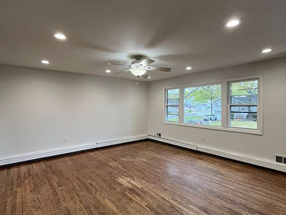 5th image of 648 Huckleberry Ln