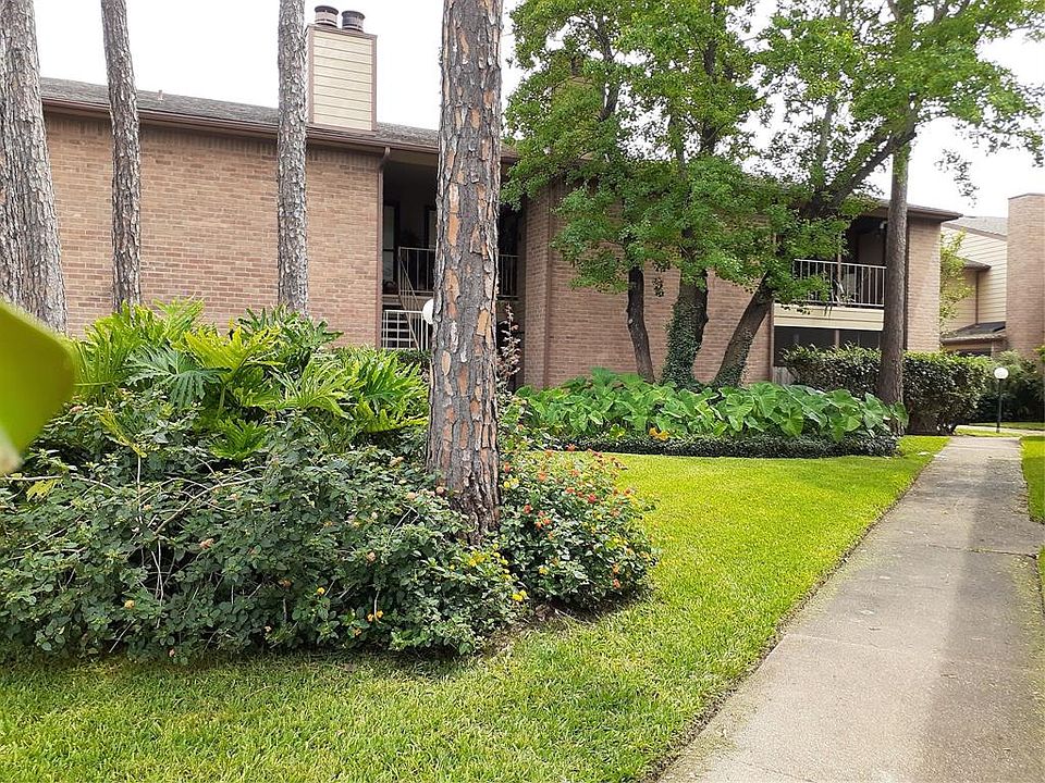 Welcome to this charming condominium community of Tree House! Lots of sidewalk and greenery to enjoy.