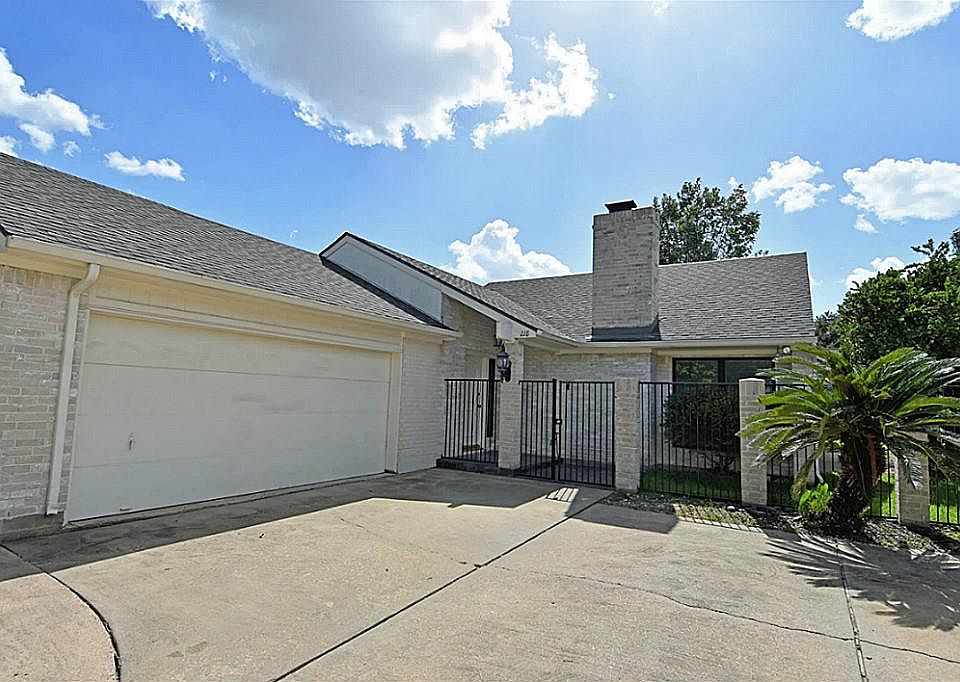 1st image of 218 Essex Pl