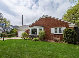 2621 N 94th St, Wauwatosa, WI 53226