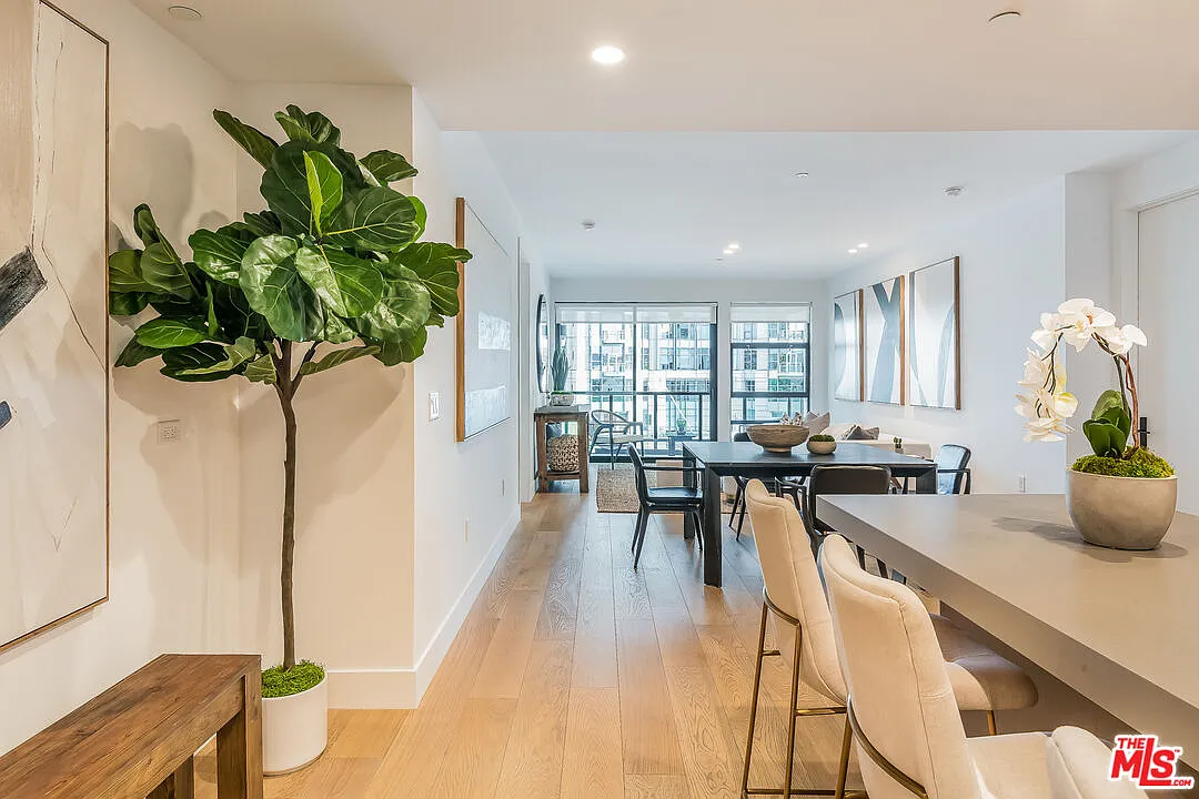 2 bed, 2.5 bath, 1724 sqft, $8,495 — Photo 3