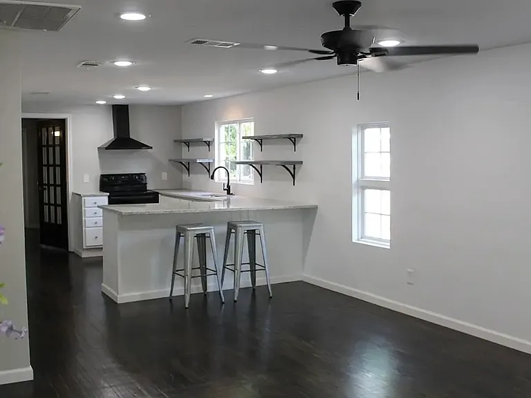404 Cherry St — Photo 2