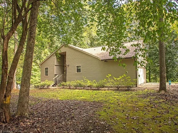 4011 Woodridge Ln, Pfafftown, NC 27040