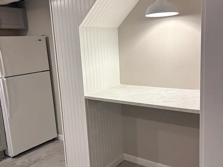 Eat-in bar in kitchen.