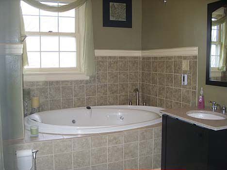 Upper Full Bath