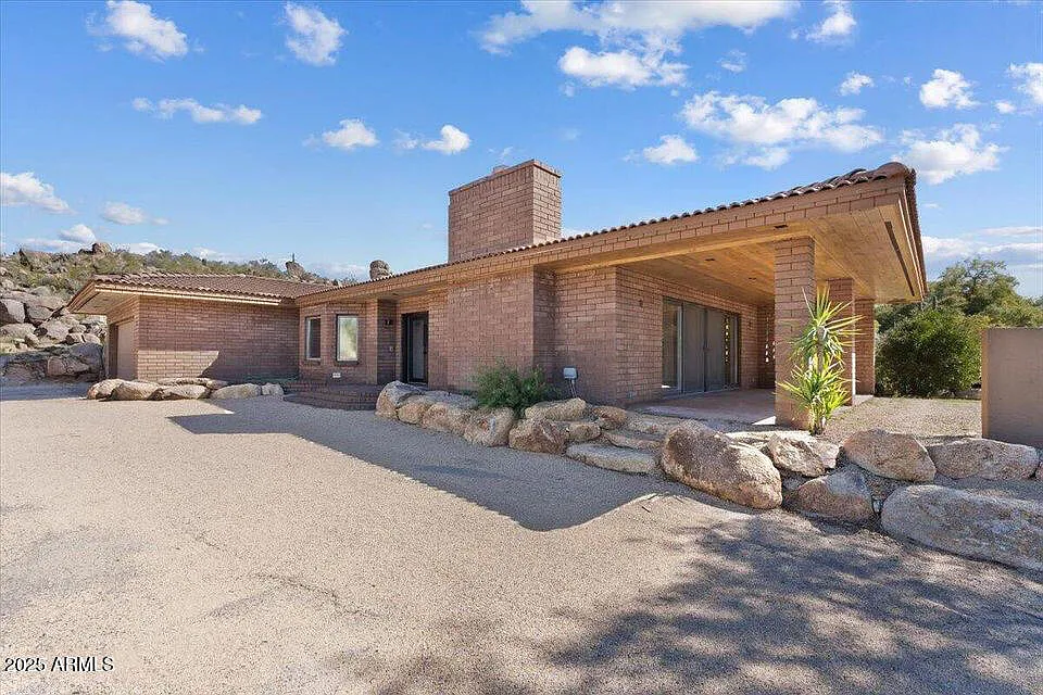 2 bed, 2.0 bath, 2449 sqft, $3,200 — Photo 4