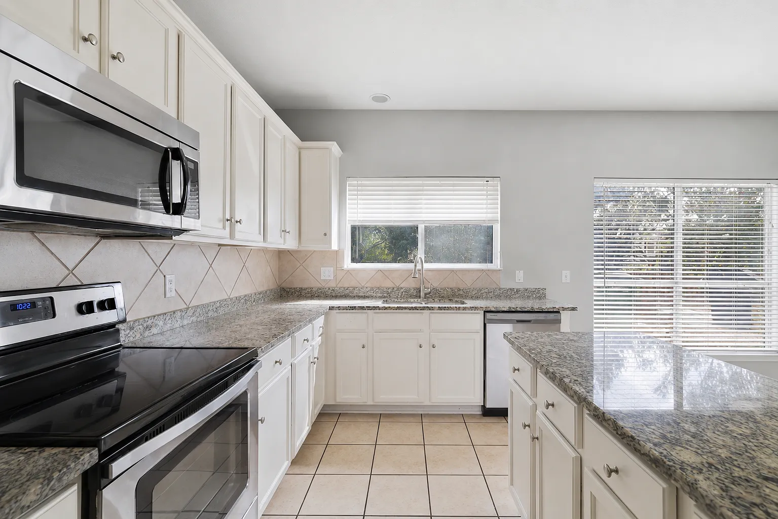 3 bed, 2602 sqft, $3,000 — Photo 4