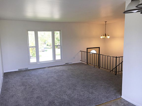 3rd image of 909 Notre Dame Dr