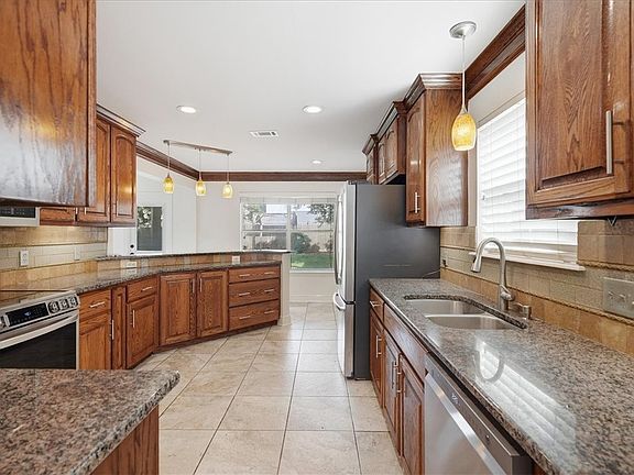4th image of 3105 Edmonton Dr