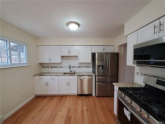 4th image of 8 Sandburg Ct