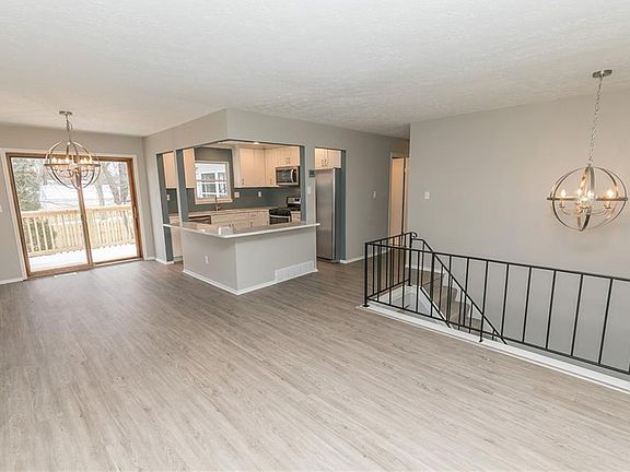 5th image of 139 Emerson Ave