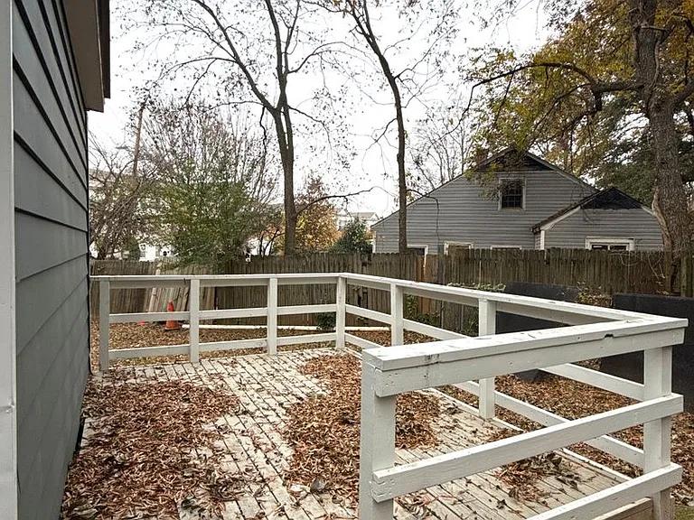 1142 Mona Dr — Photo 17