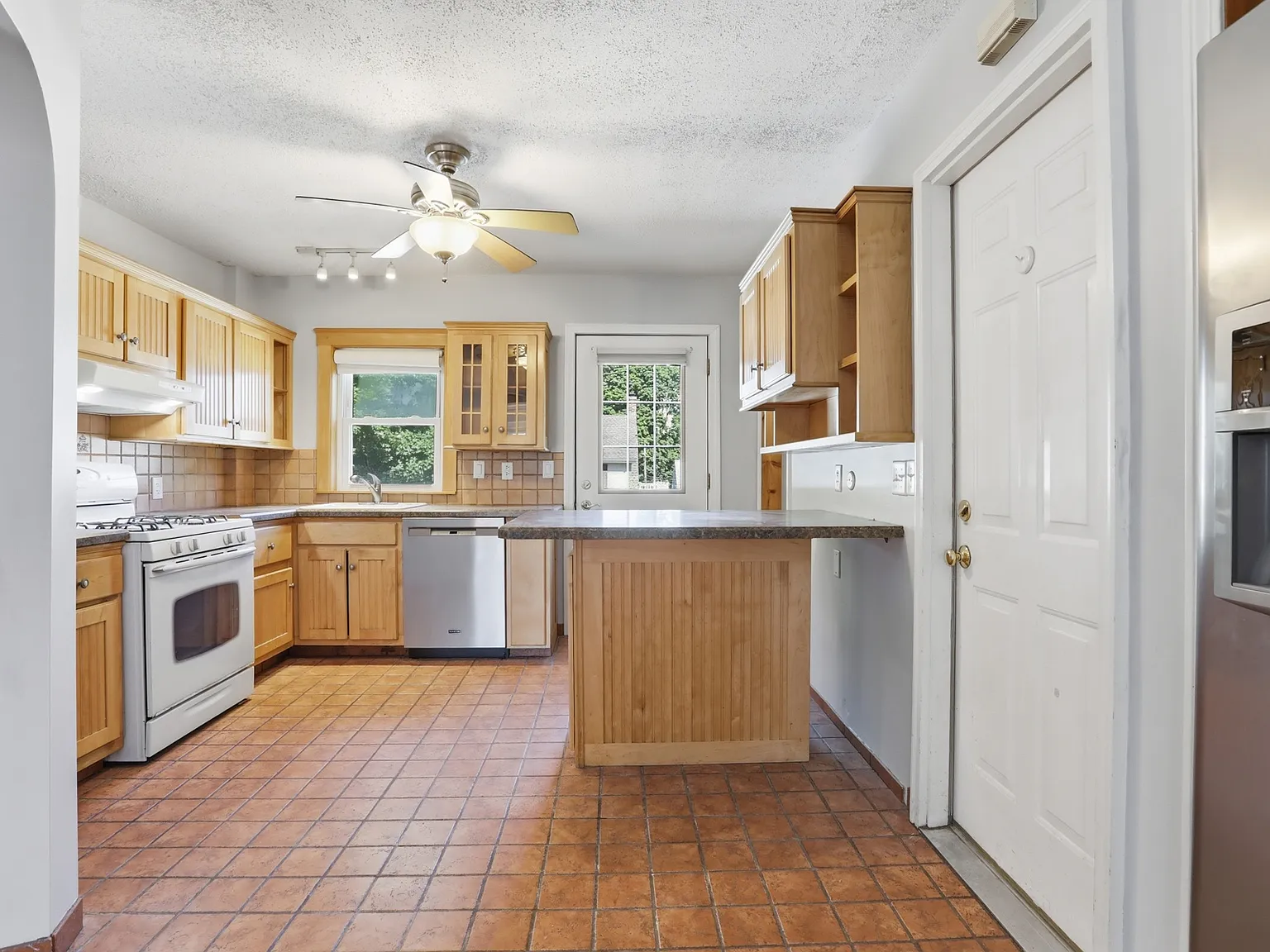 3 bed, 1.5 bath, 1156 sqft, $3,100 — Photo 4