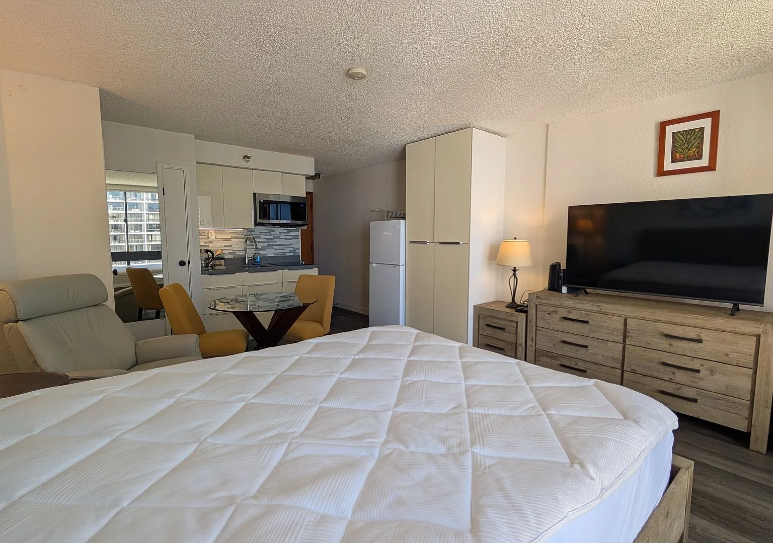 Fully furnished studio at Liliokalani Gardens with sweeping ocean views — Photo 3