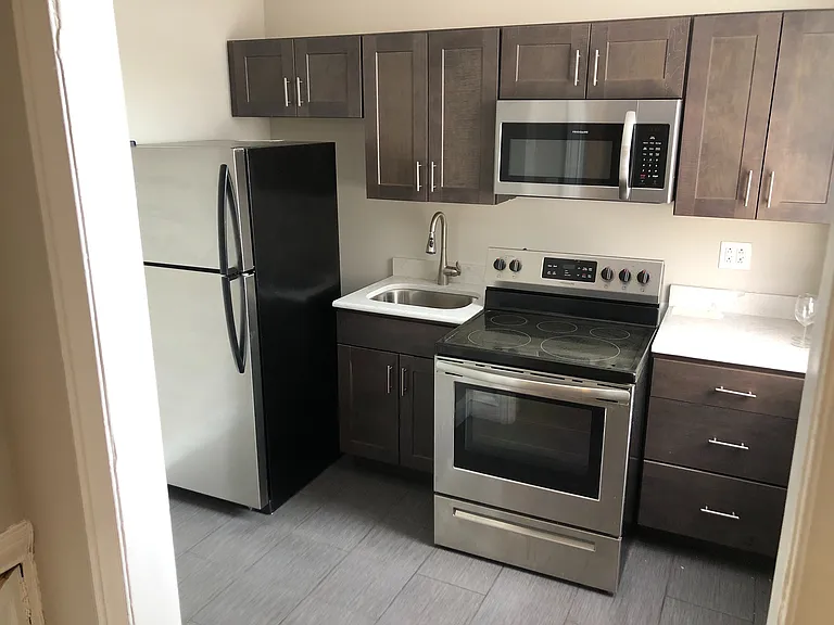 Surrey Hall Apartments — Photo 7