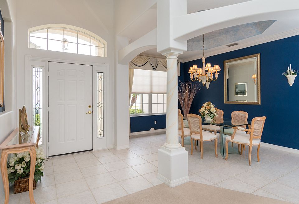 BEAUTIFUL FOYER