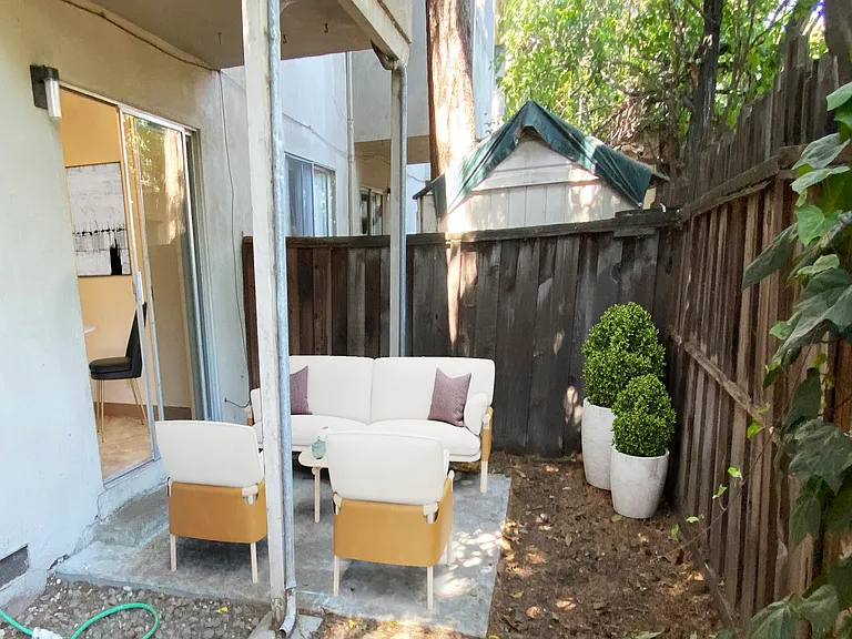 Bascom Holiday Apartments — Photo 30