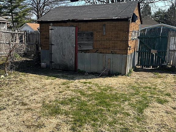 4th image of 2420 Illinois Ave