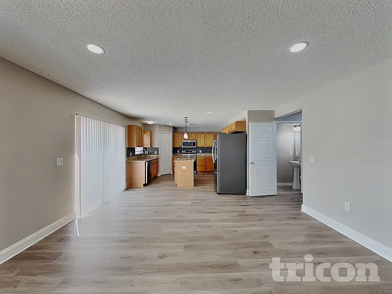 13561 Linden Dr — Photo 3