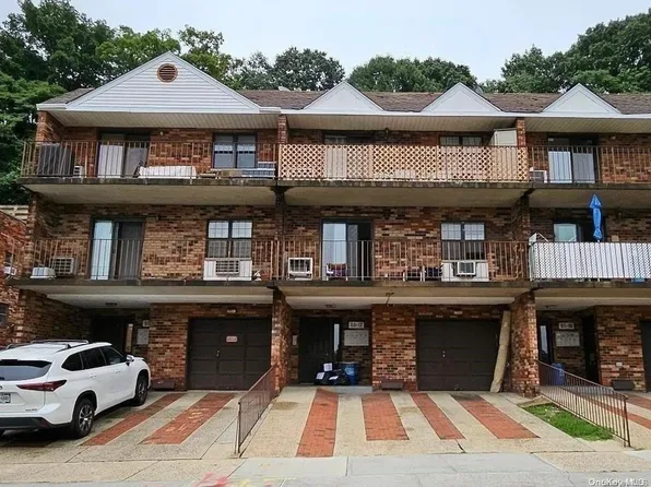 65-17 242nd Street #7C, Douglaston, NY 11362