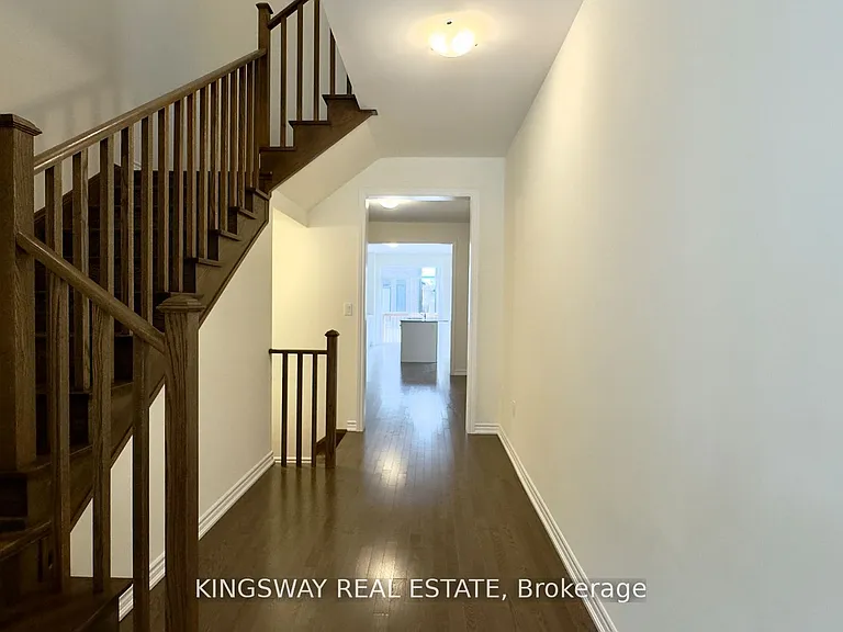 16 Blick Cres — Photo 2