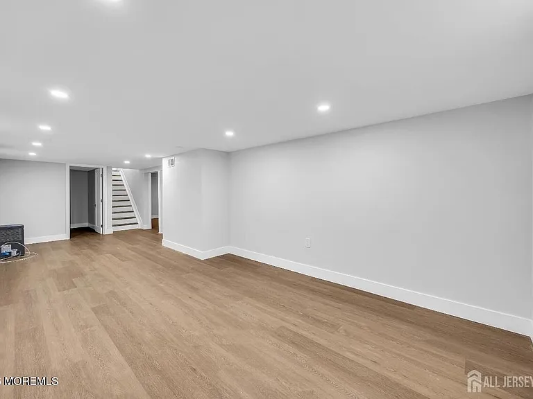 210 Parkview Ter — Photo 3