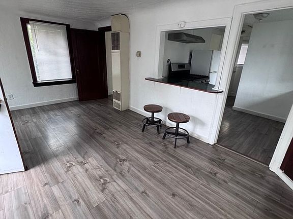 3rd image of 926 Pacific Ave